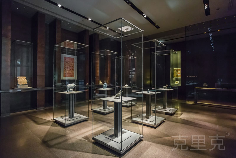 在定制展柜時，可以根據空間選擇定制不同的展柜樣式。