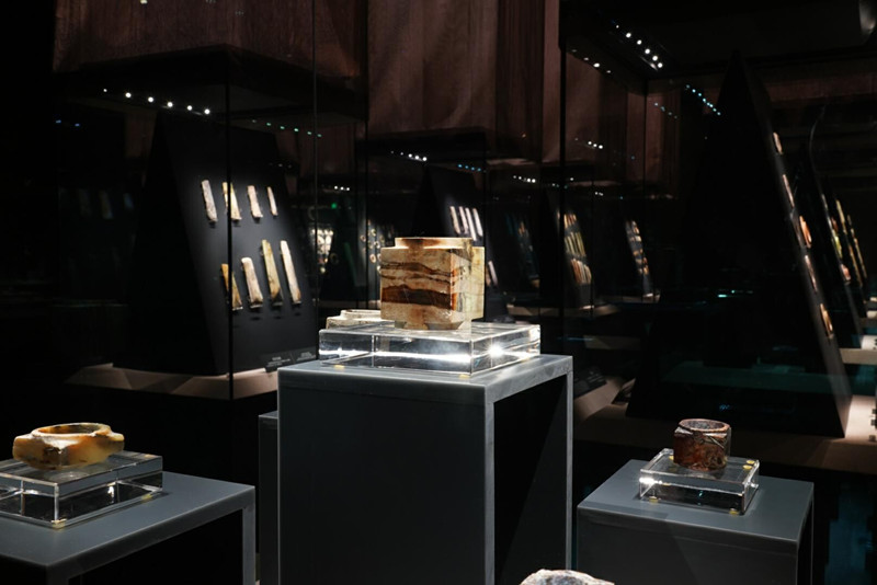 玉石展柜區(qū)，因為低反玻璃的加持，更顯通透