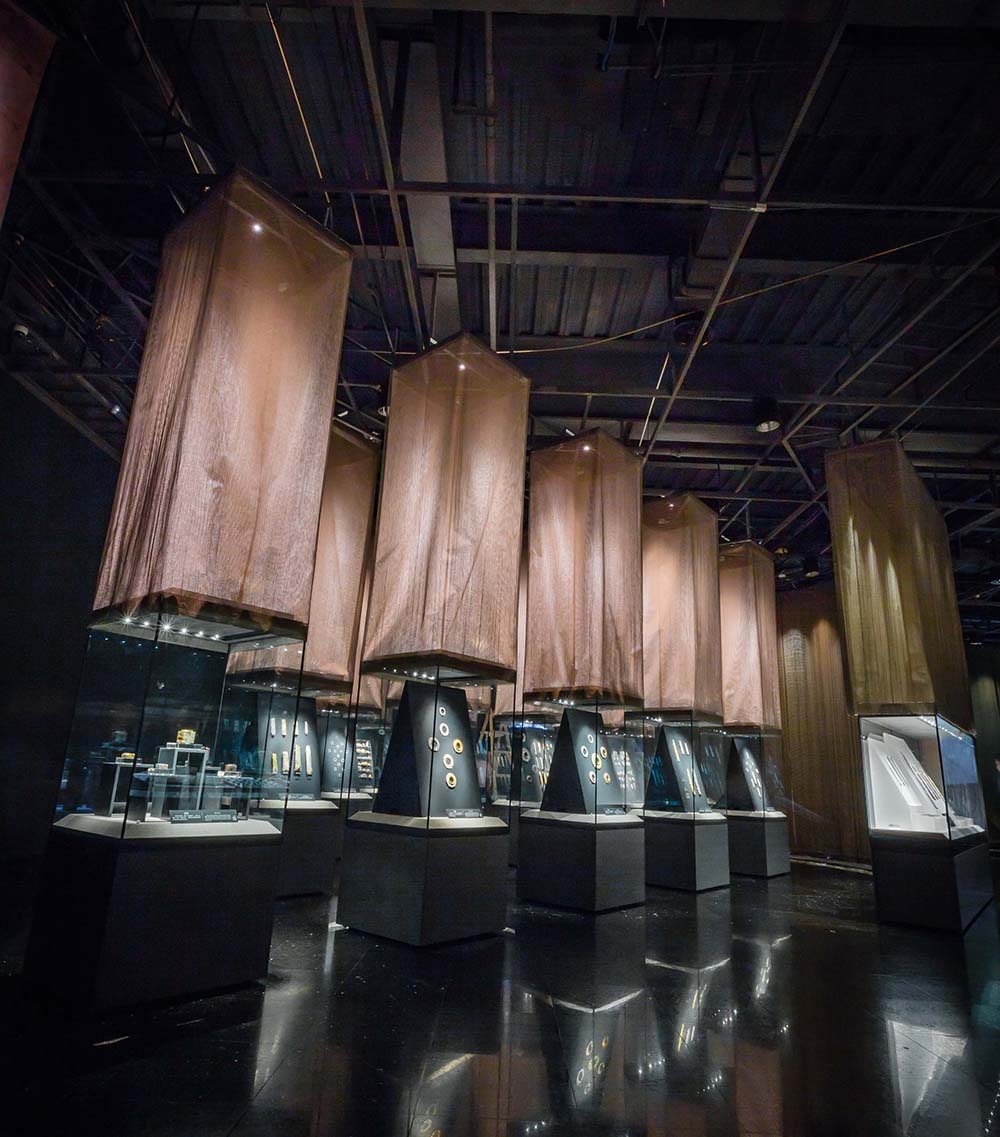 金沙博物館紗網(wǎng)垂降展柜，營(yíng)造莊嚴(yán)、神圣氛圍