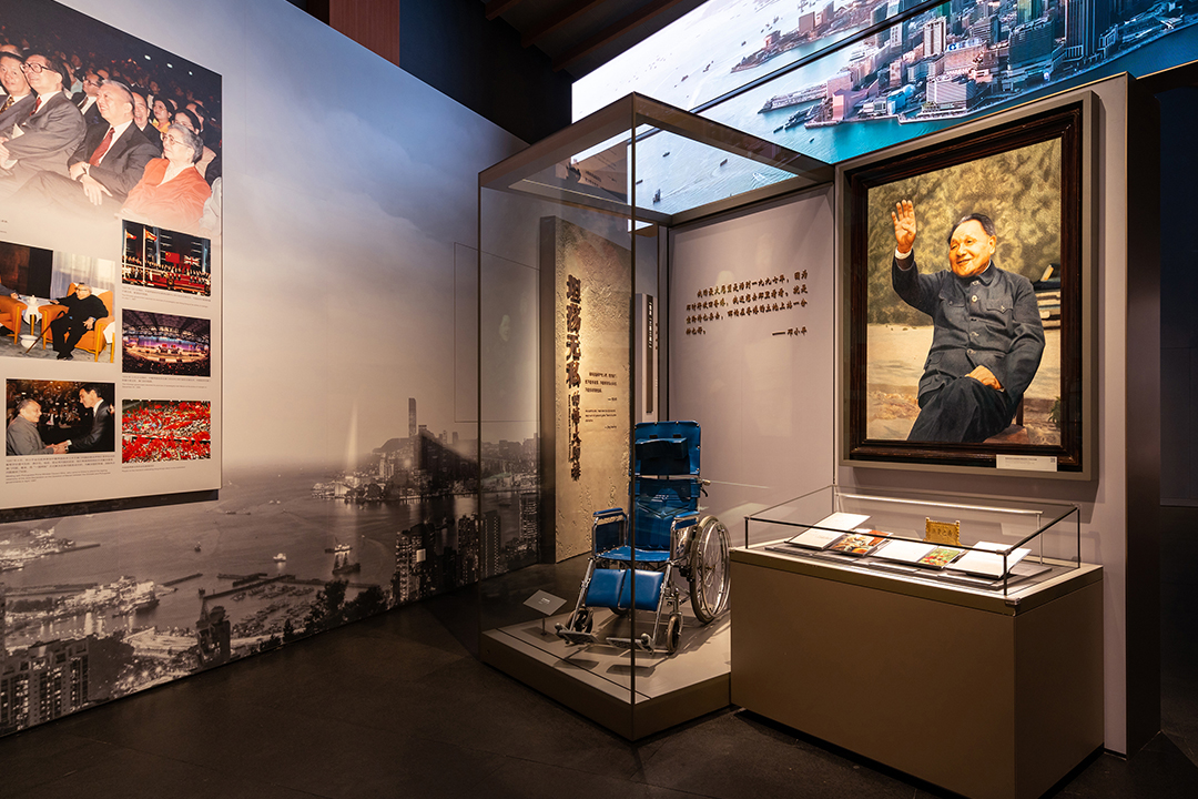 鄧小平故居展柜案例.jpg 鄧小平故居-克里克展柜